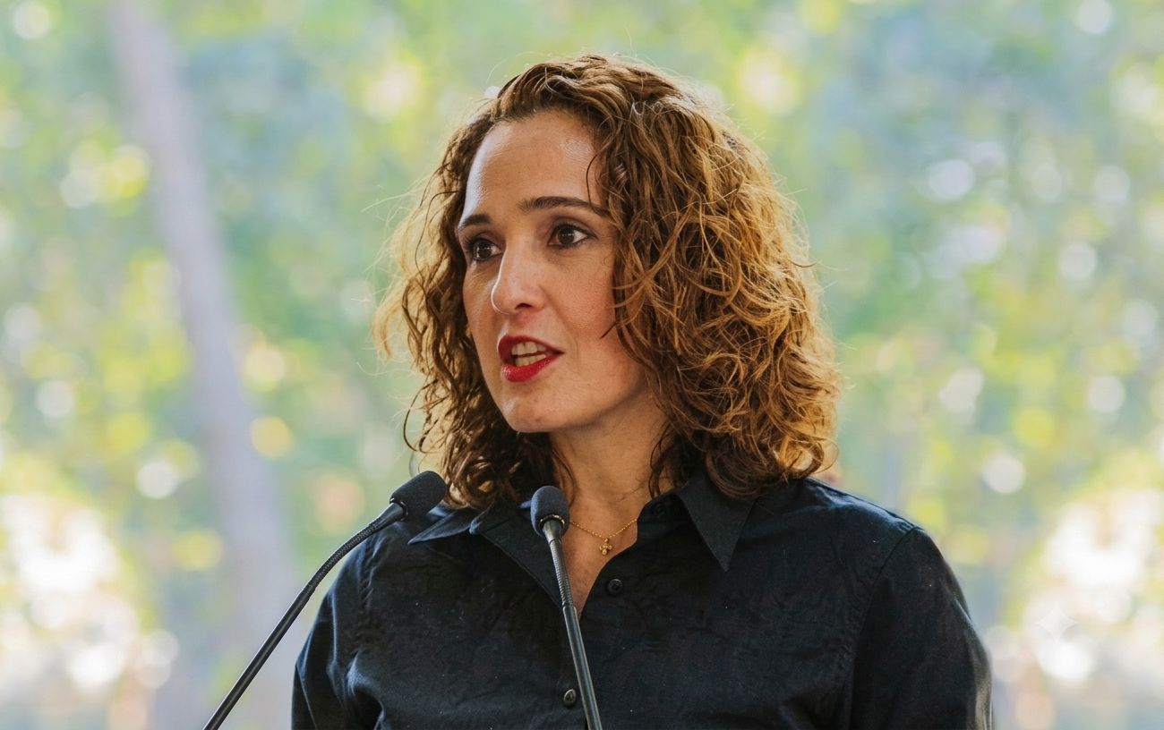 Tanya Müller García hablando en micrófono